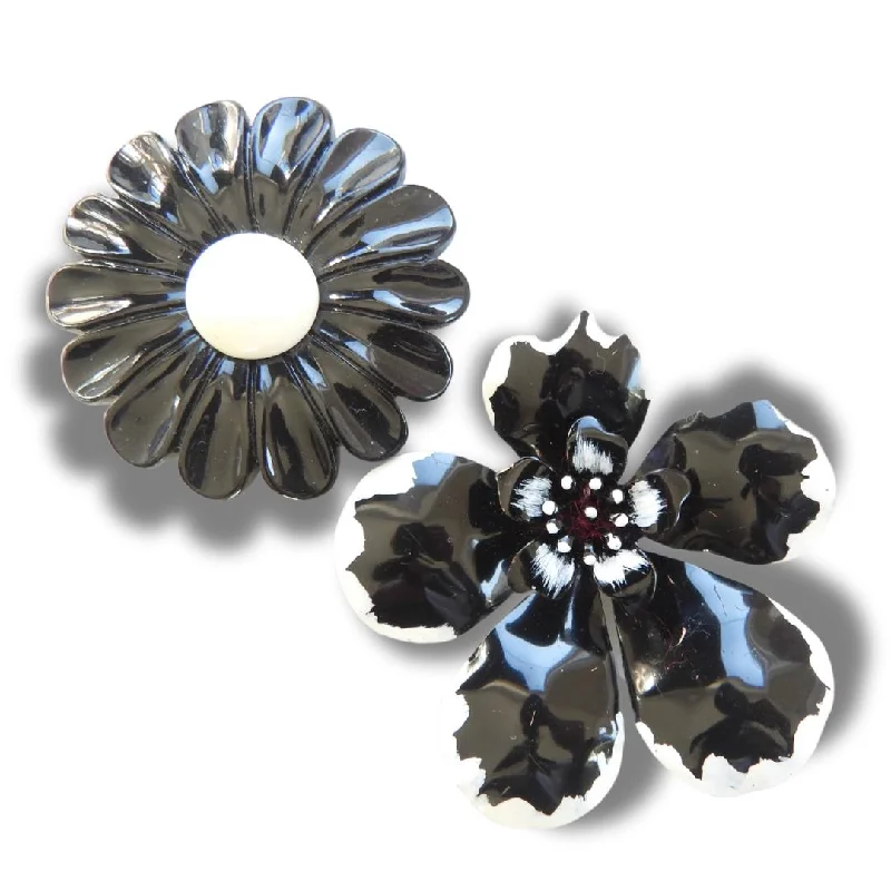 Lot of two black and white vintage enamel flower brooches