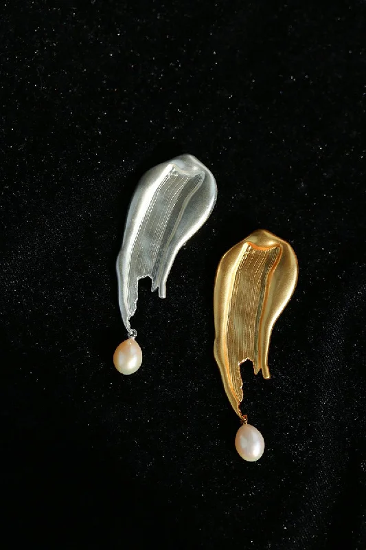 Brushstroke Pearl Brooch