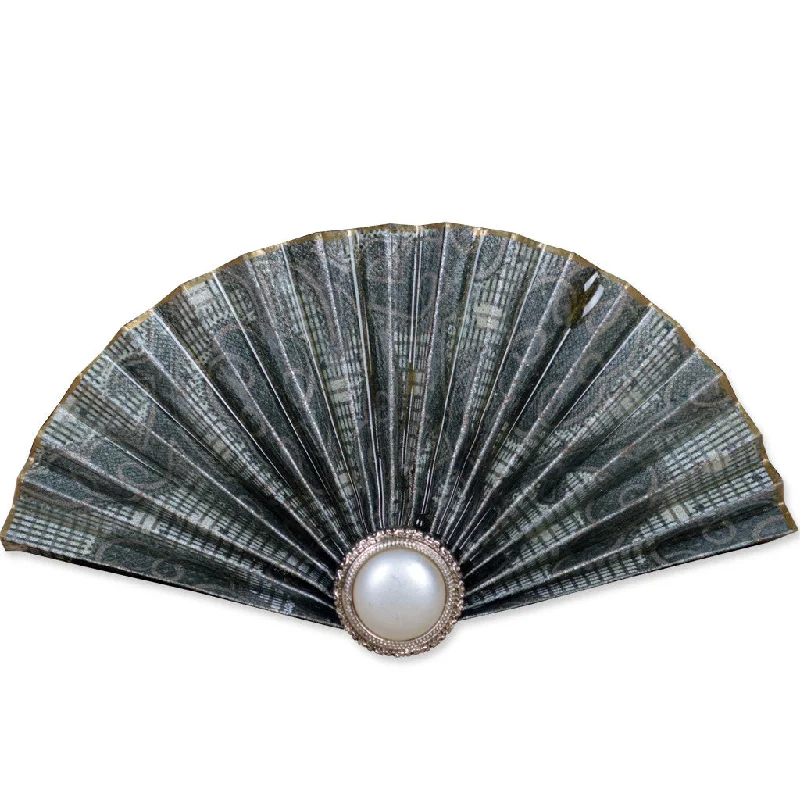 Grey/Pearl Fan Brooch